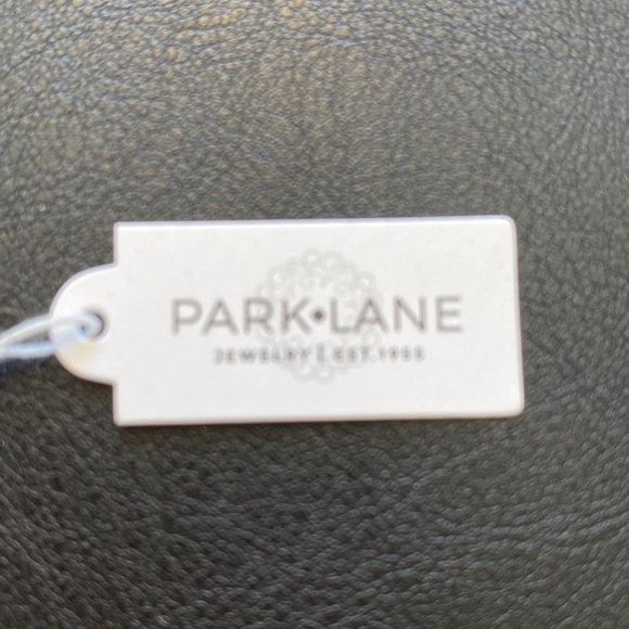 NWT Park Lane Honey layered Bee with medallion necklace with extender - Picture 10 of 12